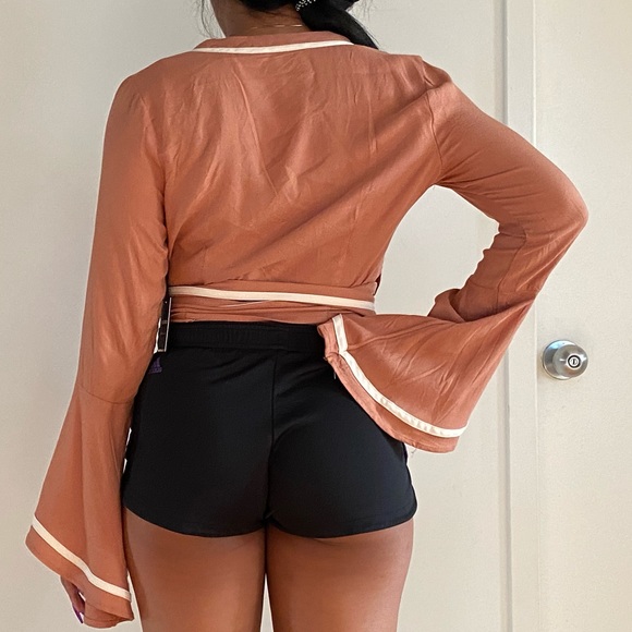 TAN WRAPAROUND WHITE DETAIL BELL SLEEVE NWT - Picture 7 of 8